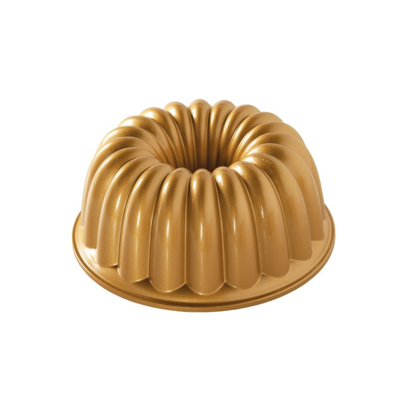 ∅ 22.2 x h 9.5 cm ELEGANT PARTY 58677 NORDIC WARE forma do babki z kutego aluminium w kolorze złotym ∅ 22.2 x h 9.5 cm ELEGANT PARTY 58677 NORDIC WARE forma do babki z kutego aluminium w kolorze złotym