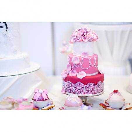 klej pozwala na tworzenie przestrzennych dekoracji cukrowych