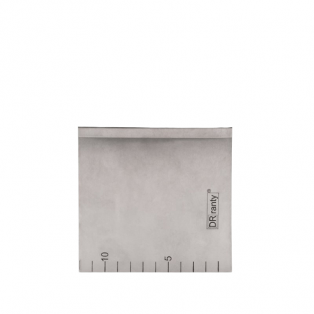 stalowa skrobka z podziałką ułatwiająca wygładzanie kremu i tynkowanie tortów