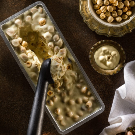 krem powlekający do lodów o smaku białej czekolady z całymi orzechami laskowymi