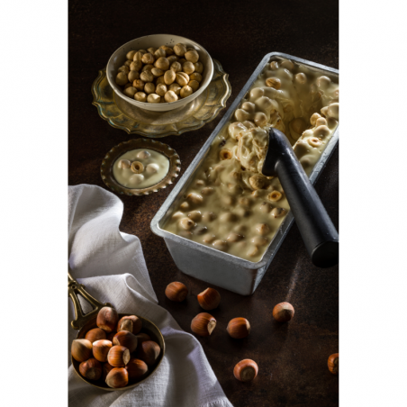 krem powlekający do lodów o smaku białej czekolady z całymi orzechami laskowymi