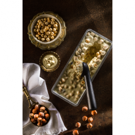 krem powlekający do lodów o smaku białej czekolady z całymi orzechami laskowymi