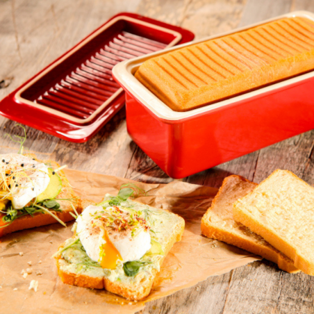 ceramiczna forma z pokrywą do wypieku domowego chleba tostowego