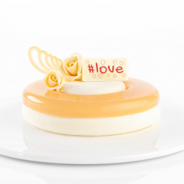 plakietka hasztag love - walentynkowa dekoracja z barwionej białej czekolady