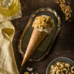 kremowa pasta smakowa z chrupiącymi wafelkami i dodatkami do lodów i wyrobów cukierniczych