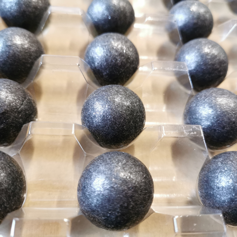 dekoracyjne perły z metalicznym połyskiem z białej czekolady do dekoracji cukierniczych dekoracyjne perły z metalicznym połyskiem z białej czekolady do dekoracji cukierniczych