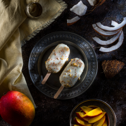 stracciatella o smaku białej czekolady z chrupiącym kokosem i słodkim mango do urozmaicania i oblewania lodów