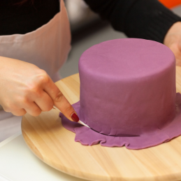 fioletowa masa cukrowa do obkładania tortów i wycinania dekoracji