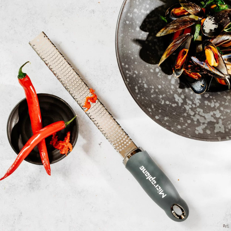 Grafitowa tarka ręczna - Premium Zester Classic Series Microplane - nr. kat. 46743 - Cukieteria.pl Grafitowa tarka ręczna - Premium Zester Classic Series Microplane - nr. kat. 46743 - Cukieteria.pl