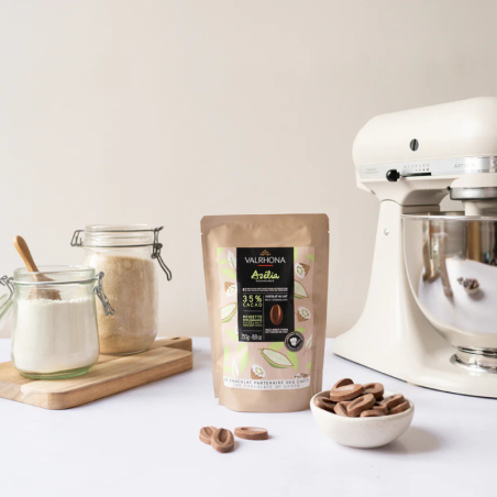 op. 250 g Azélia 35% Valrhona - mleczna czekolada z prażonymi orzechami laskowymi - Cukieteria.pl