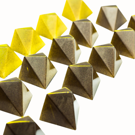 CW1754 Diamenty - Chocolate World - forma z poliwęglanu do pralin - dł. 38 x szer. 32 x wys. 22.5 mm / poj. 10 g x 18 pralin