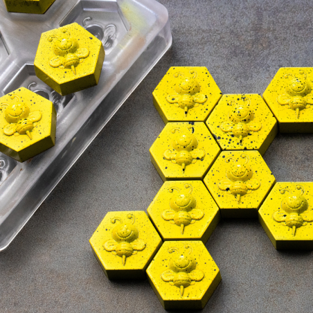 CW1858 Pszczoła - Chocolate World - forma z poliwęglanu do sześciokątnych pralin - poj. 9.5 g x 21 pralin