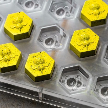 CW1858 Pszczoła - Chocolate World - forma z poliwęglanu do sześciokątnych pralin - poj. 9.5 g x 21 pralin