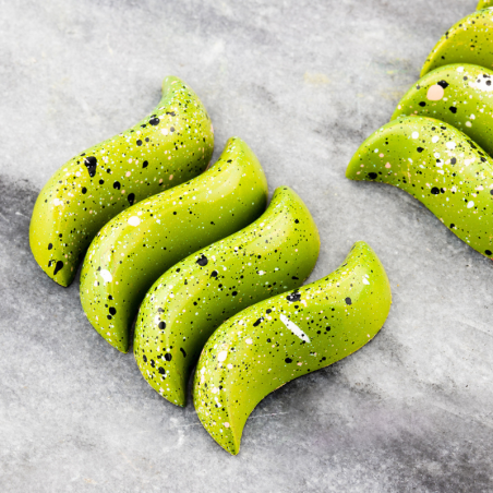 CW1848 Fala - Chocolate World - forma z poliwęglanu do pralin - dł. 50 x szer. 25 x wys. 15 mm / poj. 7.5 g x 21 pralin