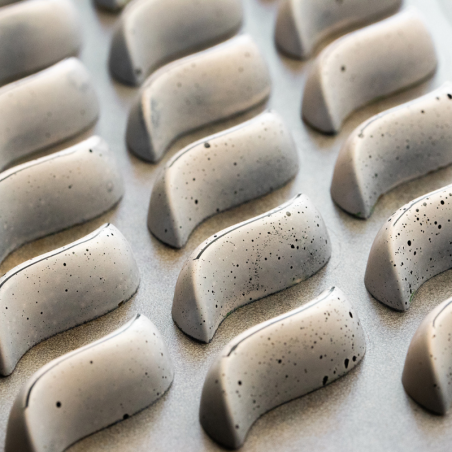 CW1848 Fala - Chocolate World - forma z poliwęglanu do pralin - dł. 50 x szer. 25 x wys. 15 mm / poj. 7.5 g x 21 pralin