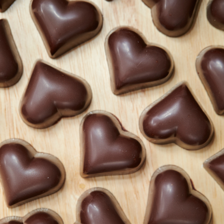 CW2372 Serce - Chocolate World - forma z poliwęglanu do pralin - dł. 30 x szer. 36 x wys. 19 mm / poj. 14 g x 28 pralin