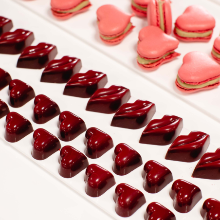 CW2372 Serce - Chocolate World - forma z poliwęglanu do pralin - dł. 30 x szer. 36 x wys. 19 mm / poj. 14 g x 28 pralin