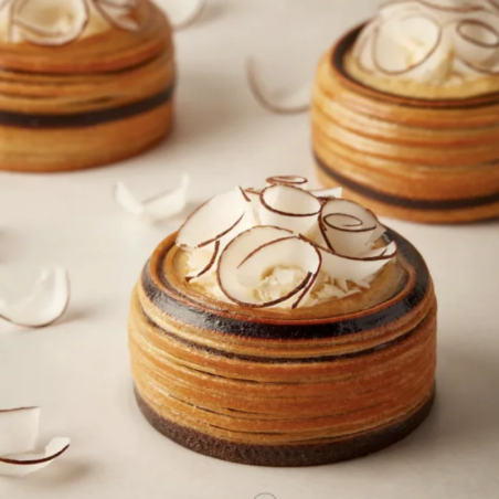 Książka "The New Era of  Viennoiserie" Antonio Bachour - eleganckie wydanie w języku angielskim i hiszpańskim