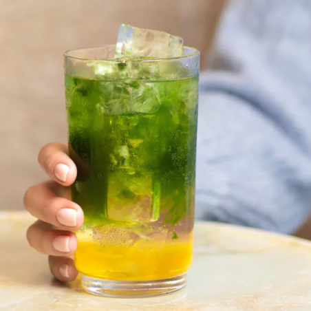 op. 0.7 l Matcha Green Tea - słodzony koncentrat zielonej herbaty - baza do napojów - Le Concentré de Monin - szklana butelka