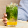 op. 0.7 l Matcha Green Tea - słodzony koncentrat zielonej herbaty - baza do napojów - Le Concentré de Monin - szklana butelka