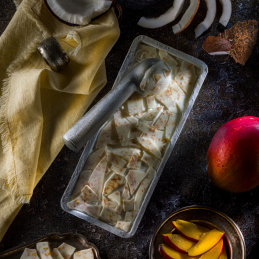 op. 2.7 kg STRACCIATELLA BIANCA CON COCCO E MANGO 12093232 PERNIGOTTI polewa o smaku białej czekolady z kokosem i mango
