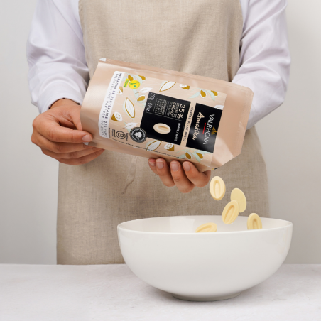 op. 250 g Amatika Blanche 35% Valrhona - wegańska biała czekolada w kaletkach o słodkich migdałowych nutach