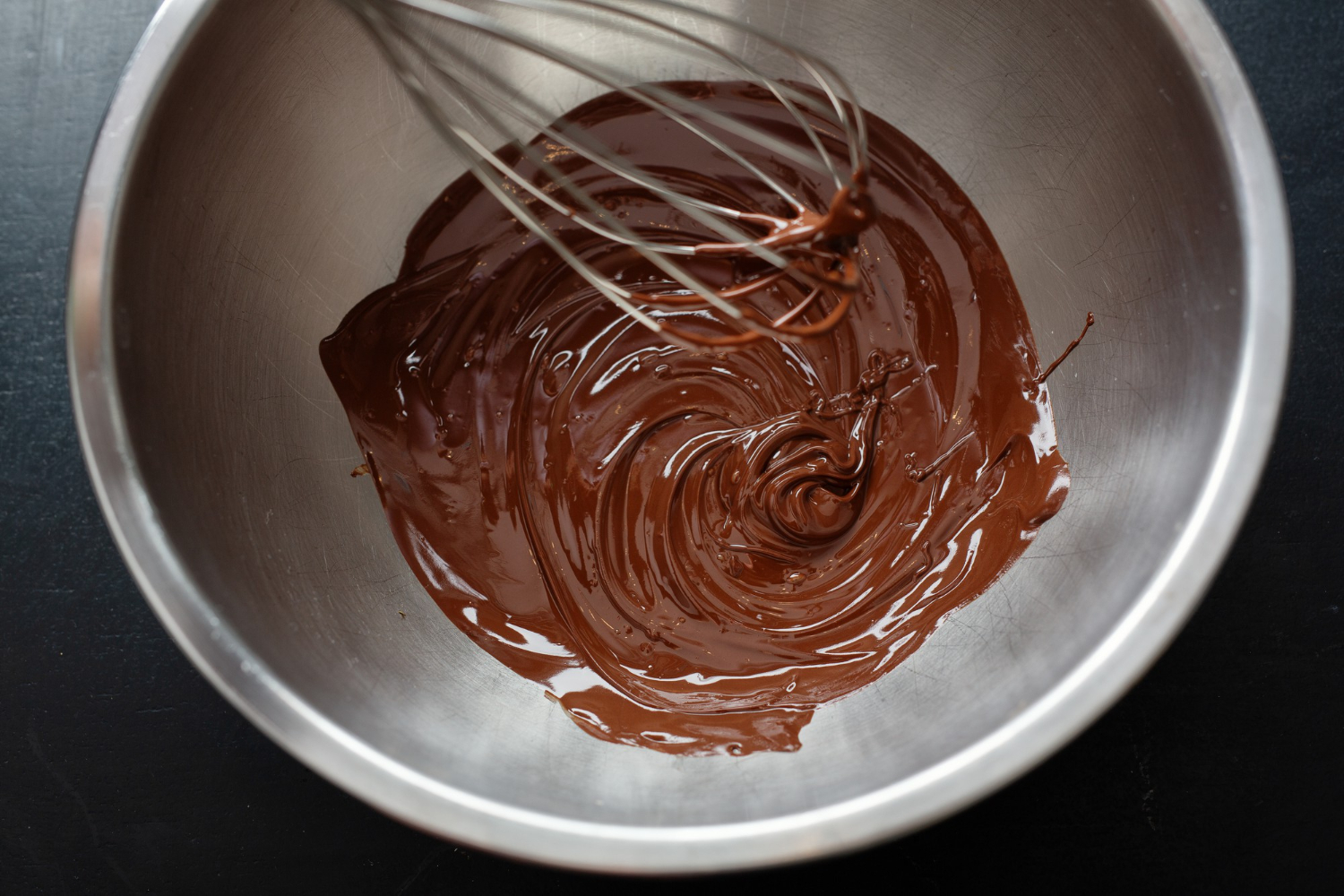 Idealna polewa czekoladowa – jak rozpuścić czekoladę?